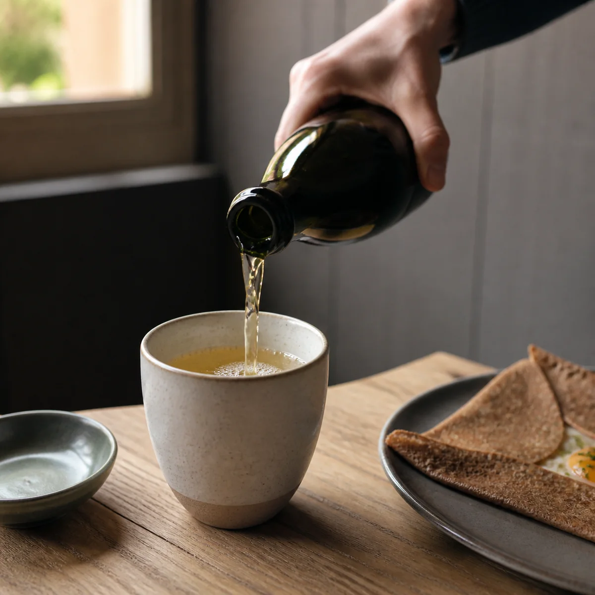 Cidre versé dans une tasse en grès