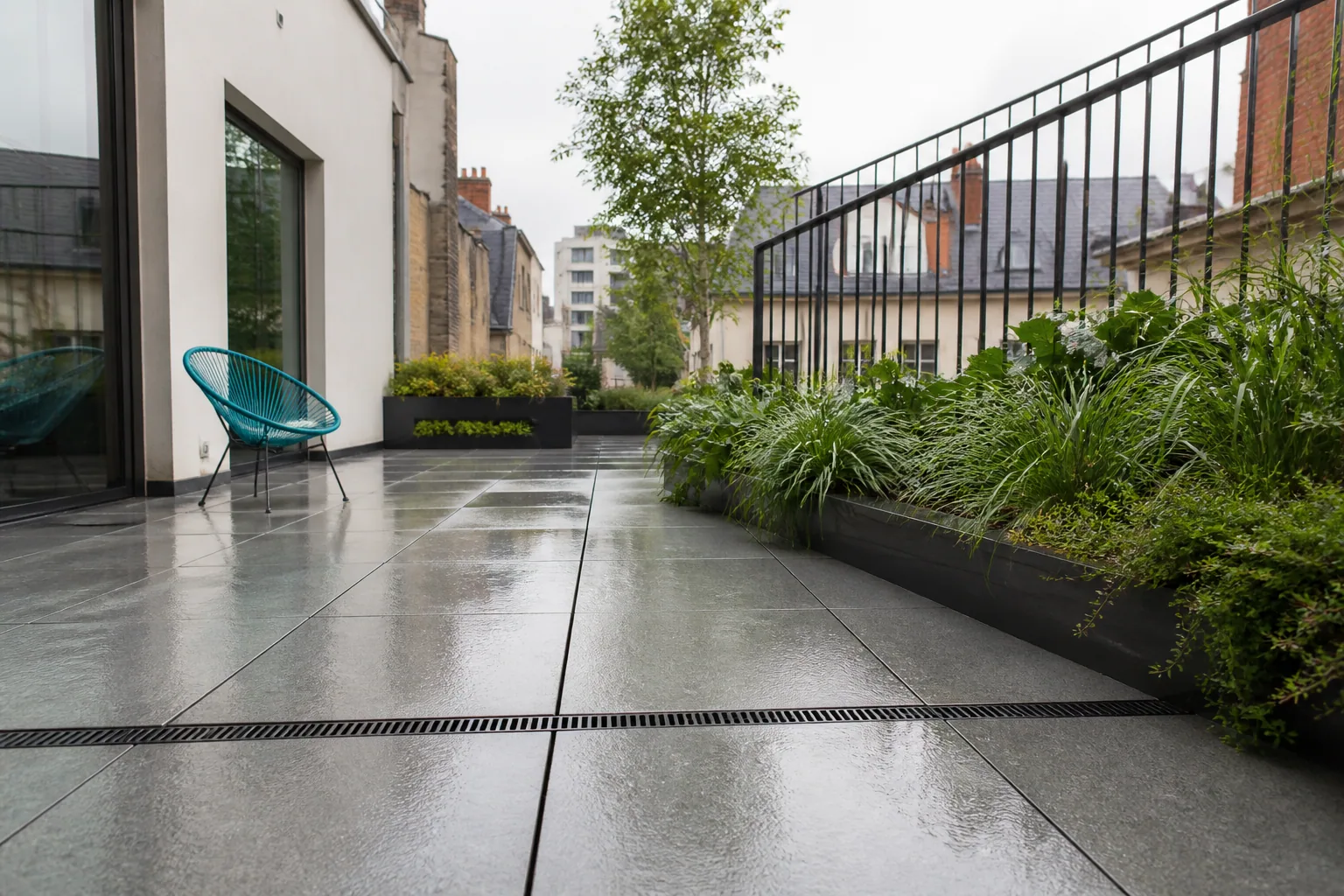 Terrasse extérieure en carreaux minéraux