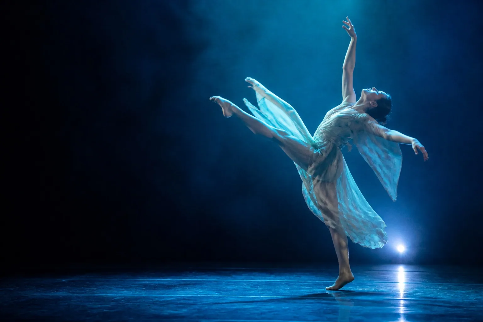 Danseuse dans une lumière bleue