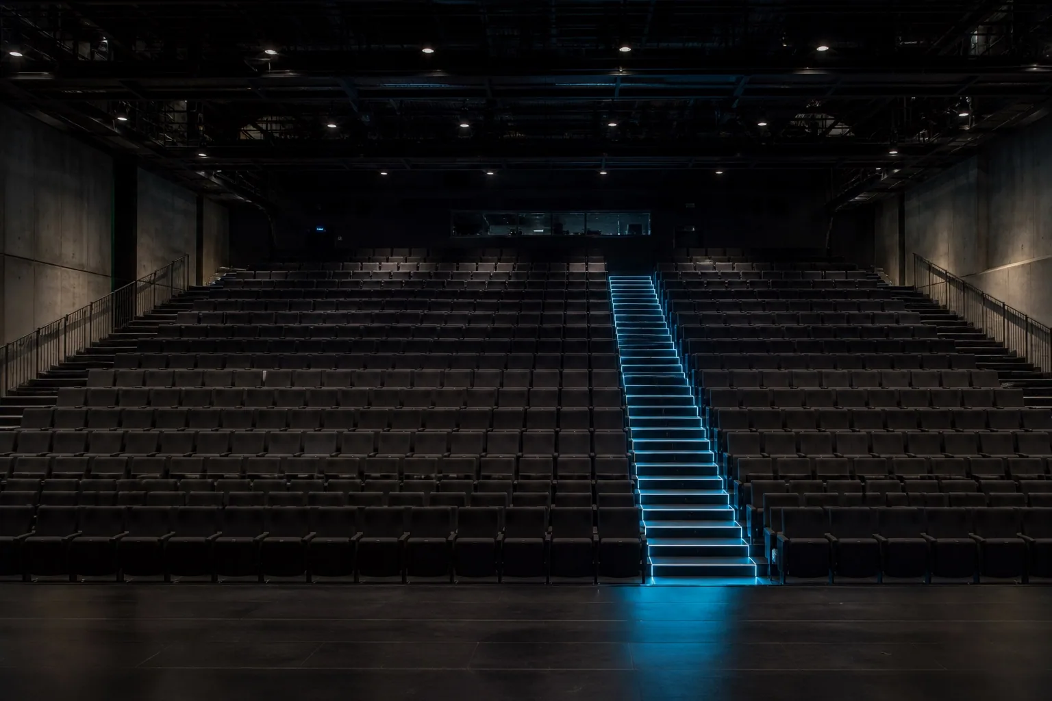 Allée lumineuse accessible dans la grande salle