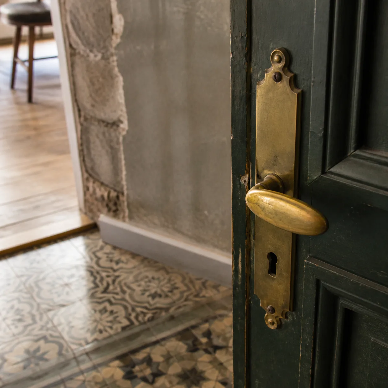 Détail de poignée et carreaux anciens