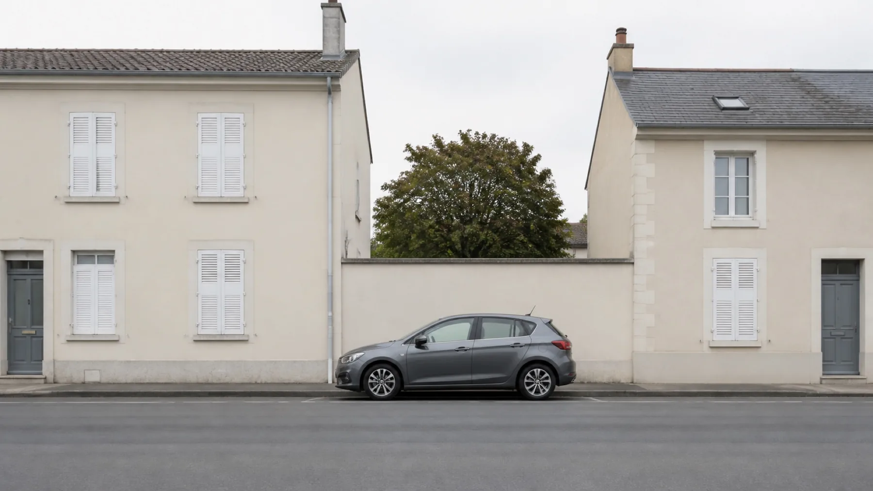 Voiture propre garée dans une rue résidentielle au petit matin